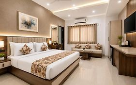 Ashish Palace - A City Centre Hotel